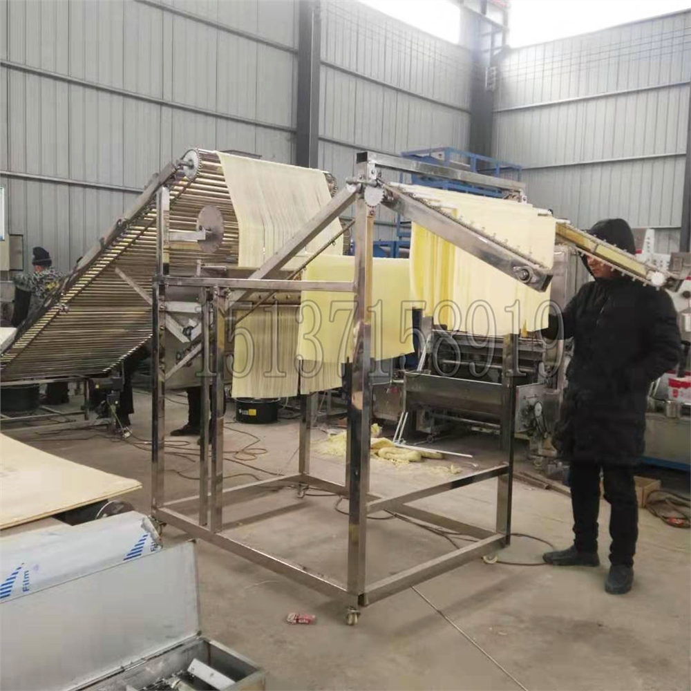 全自動米線機(jī)試機(jī)現(xiàn)場